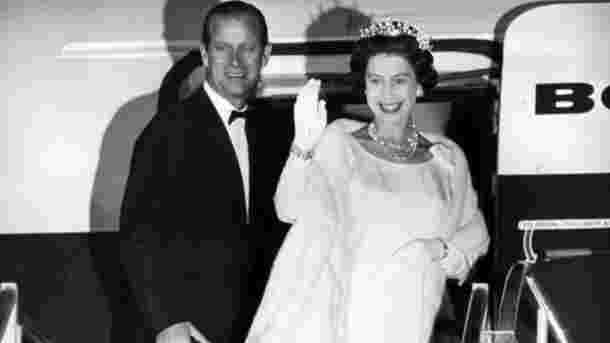 Elizabeth II: Was sie unter ihrem Hochzeitskleid versteckt hatte